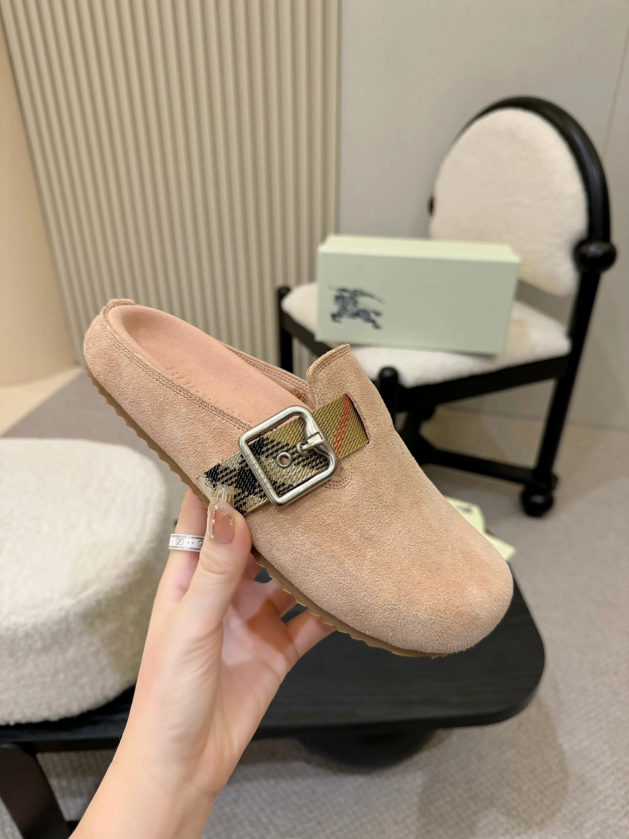 Men's shoes 💰560 Burberry's 2025 popular Birkenstock slippers are released, made of soft suede fabric and refined in Italian workshops. Featuring an embossed plaid pattern and an embossed sole embellished with the archive brand's logo. Features an adjustable B-shaped buckle strap and is embellished with the signature sand-colored Burberry check in jacquard worsted.   ✅Fabric: suede ✅Lining: silk cowhide ✅Outsole: TPU ✅Color: black, brown, pink, apricot, 4 colors available ✅Code number: 35-45 for men and women (35, 45 customized)